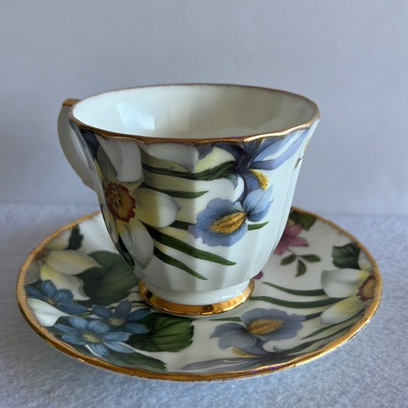 Duchness Fine Bone China England teacup and saucer - Picture 5 of 5